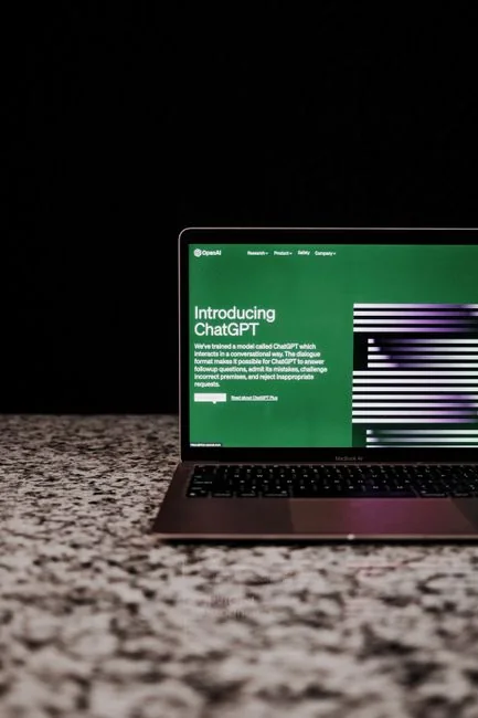 Gros plan sur un smartphone affichant l’interface ChatGPT sur une surface mouchetée, mettant en avant la technologie et l’IA.